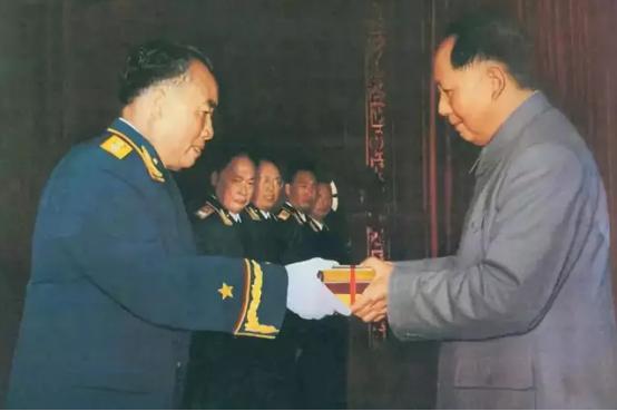 刘建期待小汽车接他上小学，等来脚蹬三轮车，*德朱**的做法让人敬佩