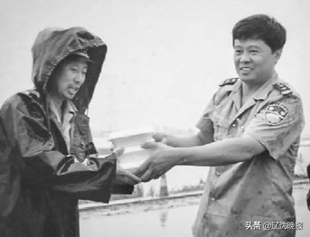 当天出门前他对老伴说“值夜班”却再也没回来，还有8个月退休的他冲进火场救人