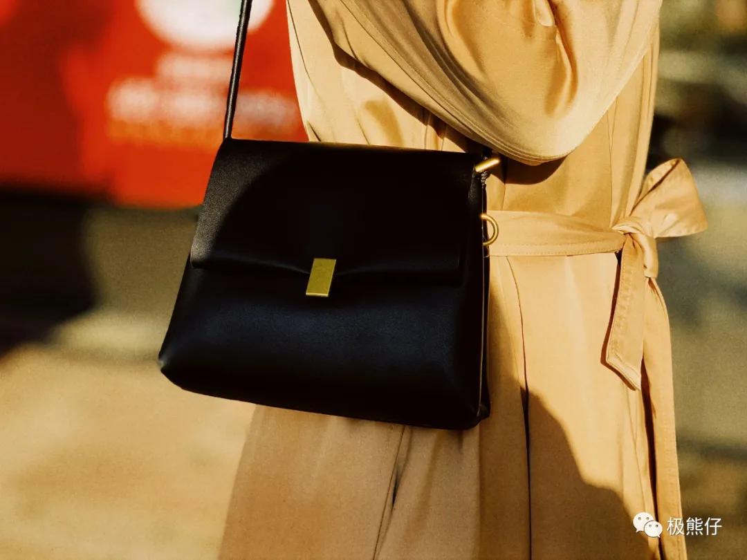 今天背什么｜魔都的“欧洲小镇”上，女神们都背什么包*过包**节呢？