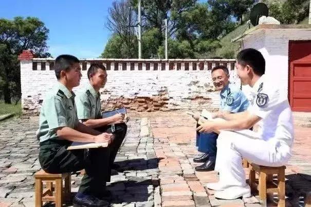 突然，女剑客发来消息