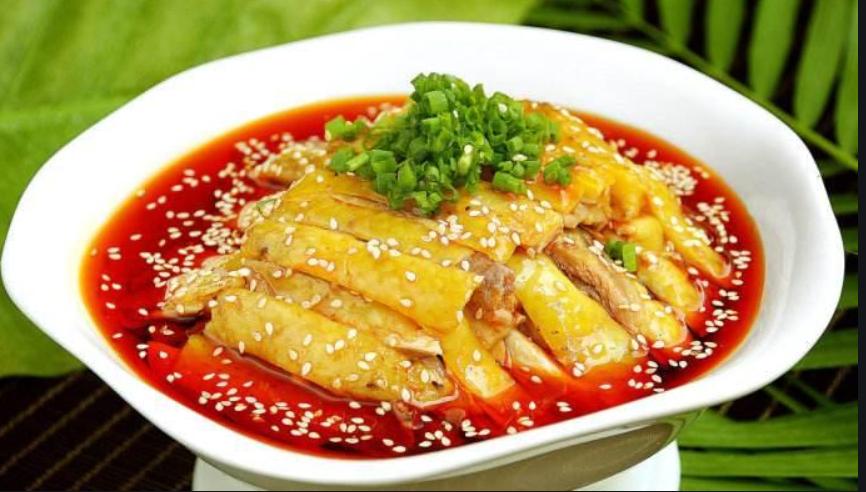 宰鸡时鸡身上的毛根部怎么去掉,鸡肚子里有一包水能不能吃