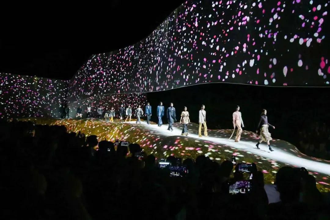 COS换logo引争议；北京SKP回应被投诉卖假货