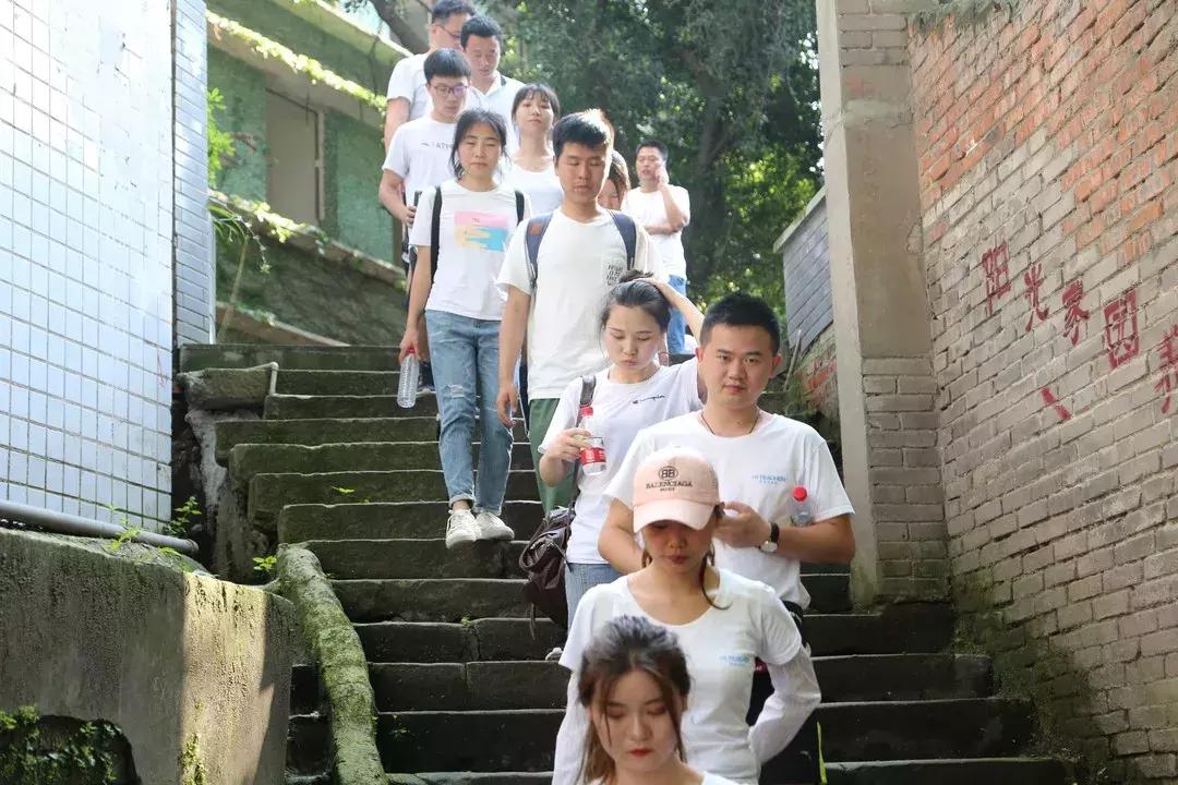 好老师教育“风雨同行十五载，携手并肩再奋进”主题拉练活动启动