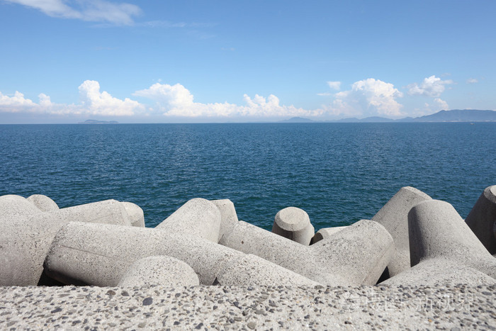 长8公里，能填平32座小山，为何费力修建的“小岛”却堆满石块？