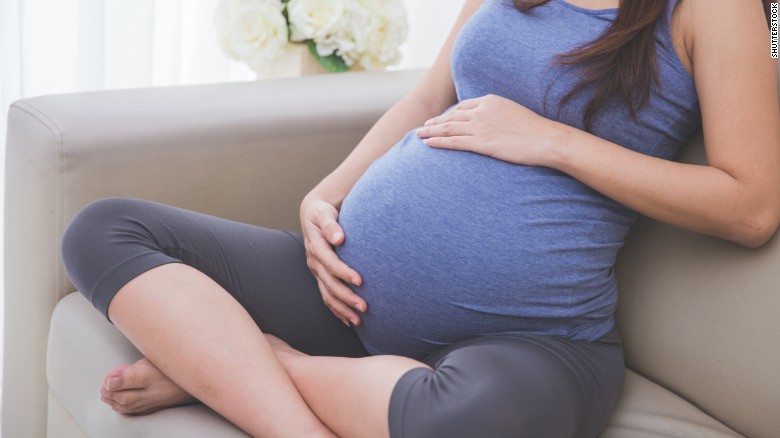 孕晚期坐床上正确坐姿图,孕晚期如何坐着不会影响胎儿