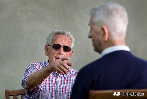 电梯9岁女孩机智自救,女人电梯自救