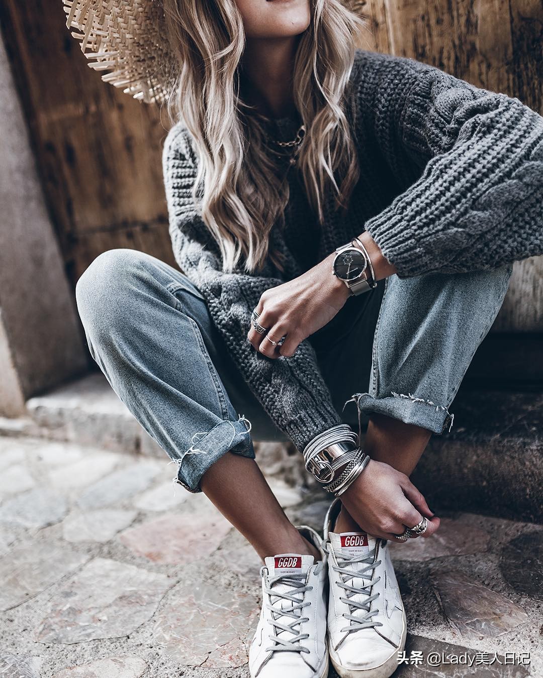 被这种性冷淡风征服了！裙子+毛绒外套也很有范，走到哪都是焦点