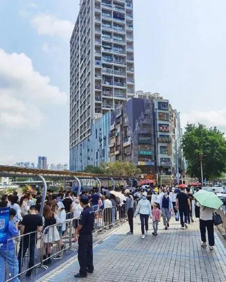 5万桌排队,饮品代购炒到600元一杯!交警也急了…网友:我都能去趟长沙了