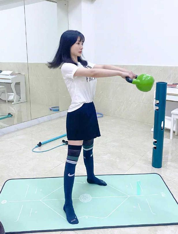 柳岩穿筒靴片段,柳岩穿吊带裙红裙