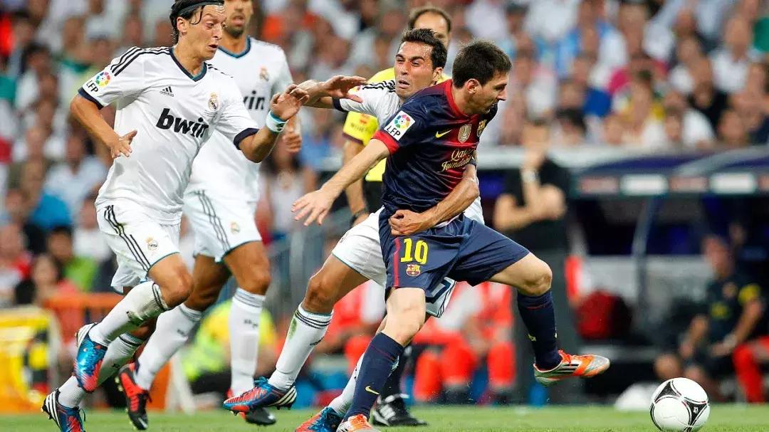 足球面对防守队员如何过人,凶悍的足球防守