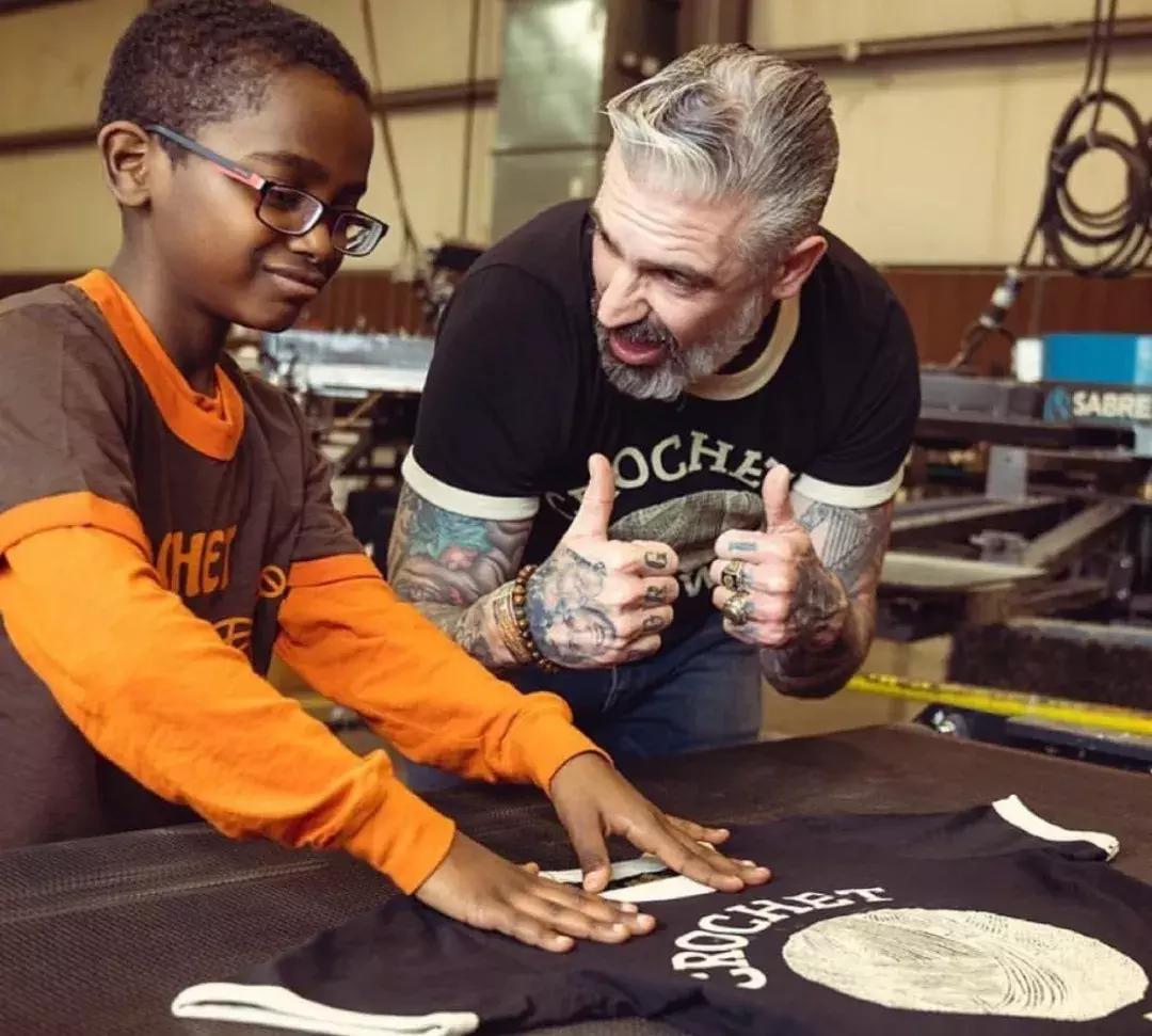 19万人看男生玩编织?从非洲弃婴到全美偶像,11岁男孩用6年逆袭人生...