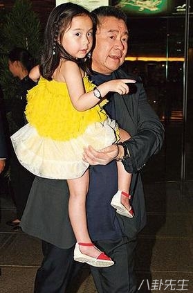 王诗龄戴卡地亚手镯多少钱,王诗龄最近带的手链是什么牌子的