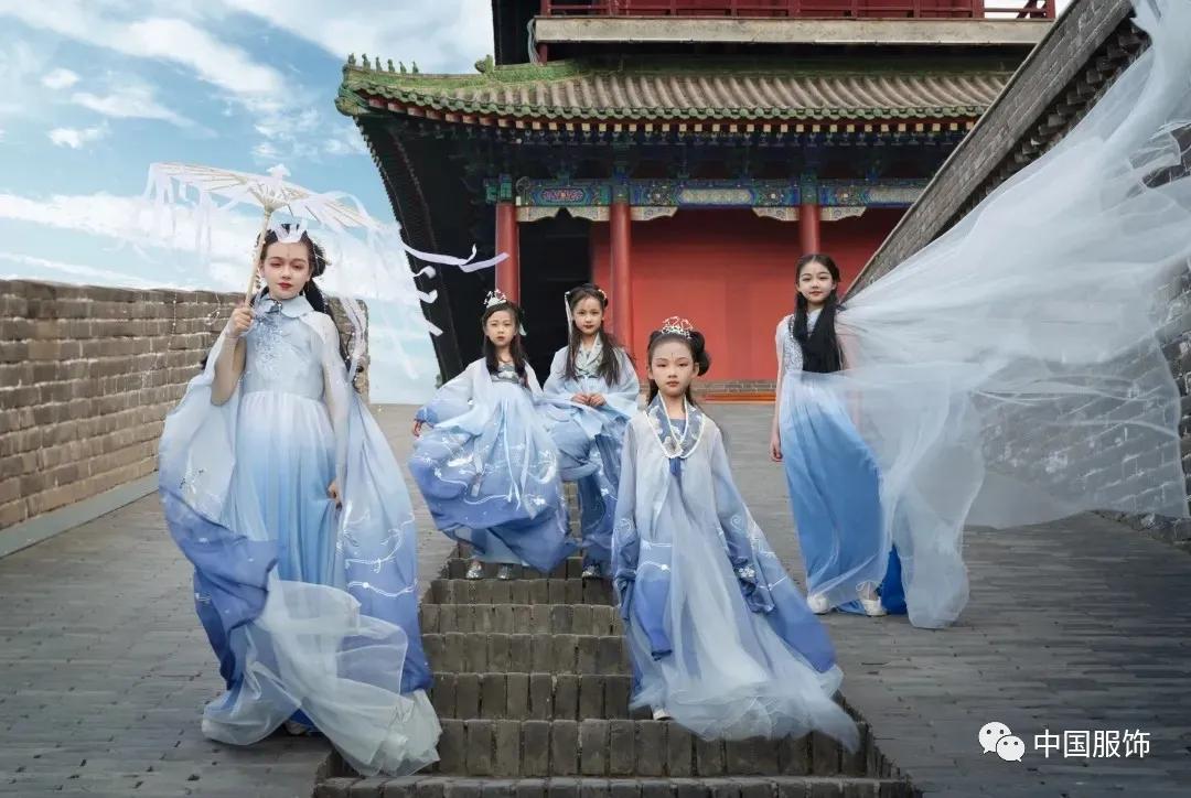 行业首发,JS蒋硕·肩上云×《中国服饰》杂志2021北京时装周上演汉服童装专场发布