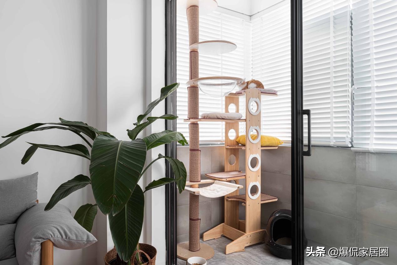 64平小户型两房，电视墙做一半“玻璃门”，空间更通透，宽敞明亮