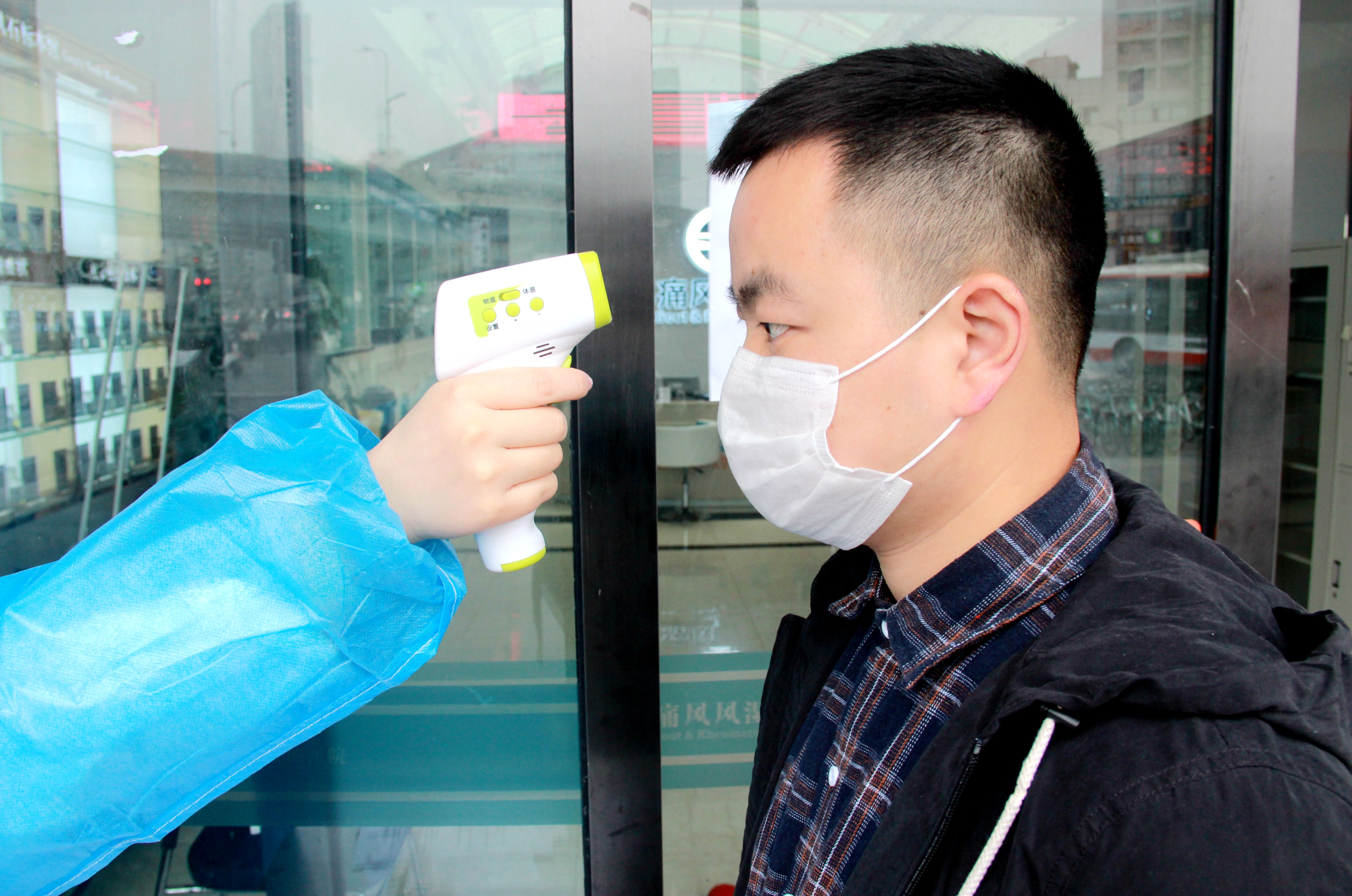 头疼全身酸痛发热是不是新冠肺炎,新冠肺炎发热是持续的还是反复的