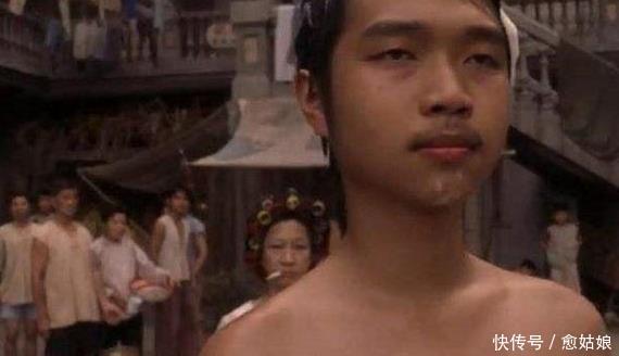 一个跑龙套的小人物让星爷演活了,星爷爆红后曾为4巨星当过配角