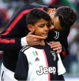 c罗庆祝图片4k全屏无水印,35岁的c罗个人双里程碑