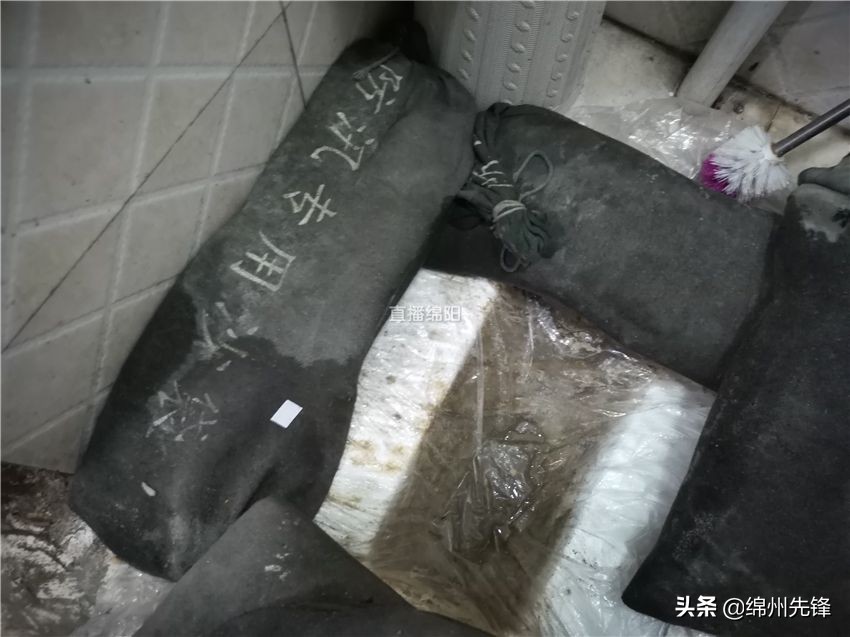 排污管臭气涌出怎么解决,下水道堵塞污水外溢排污