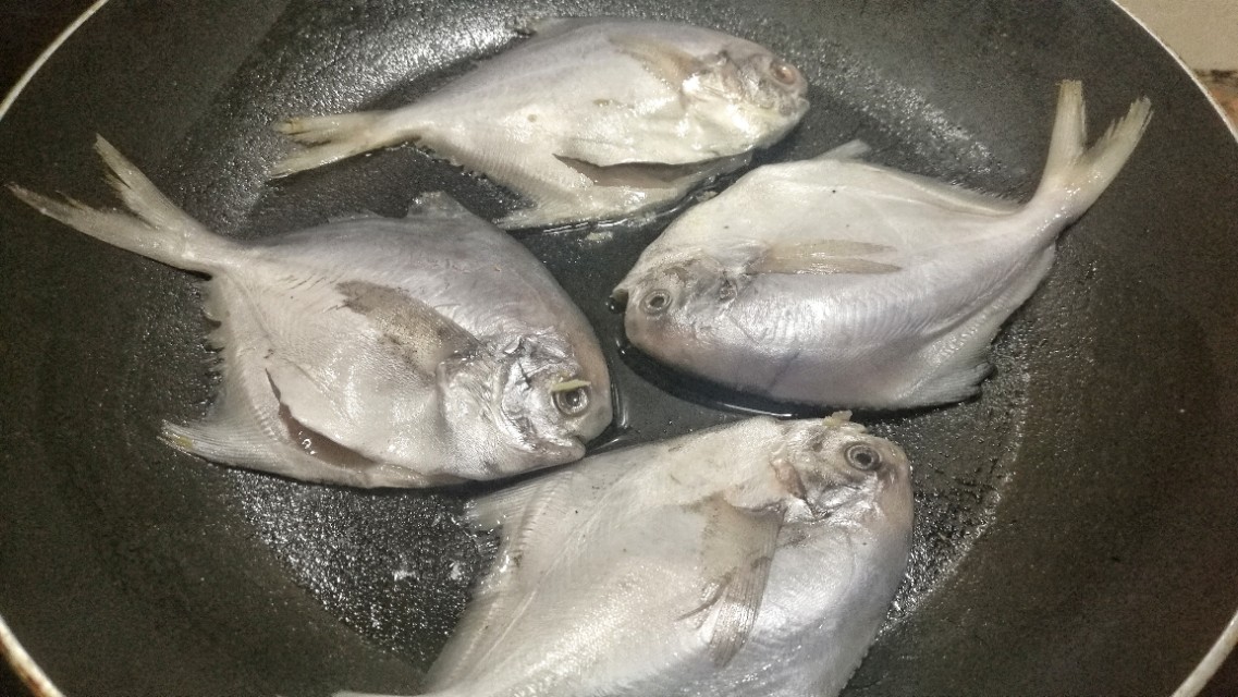 小鲳鱼怎么做好吃又简单清蒸,小宝宝吃清蒸小鲳鱼的家常做法