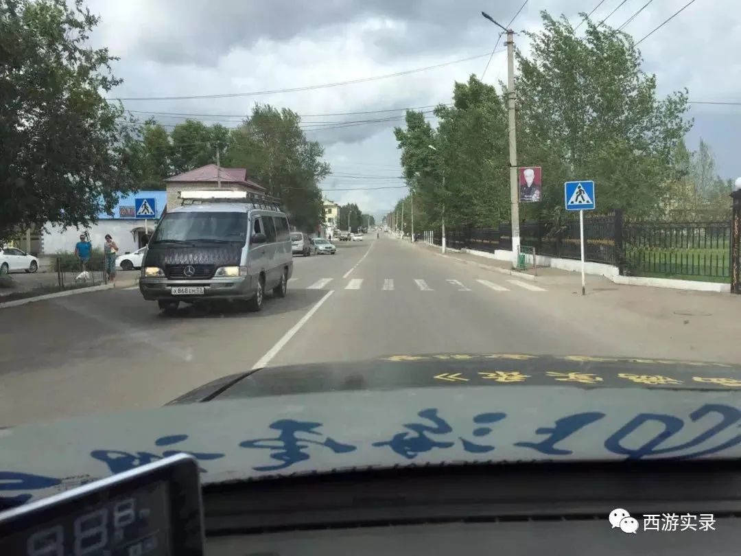 她让俄罗斯人搭车,还管饭,发现车上电脑不见,上海开车进俄罗斯