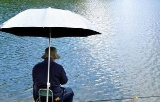 钓大鱼避开小鱼技巧,大雨过后钓巨物怎么钓好