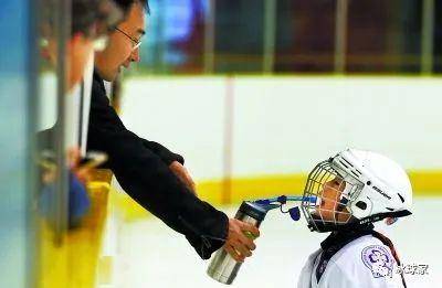 为什么打冰球,打冰球一年需要多少钱
