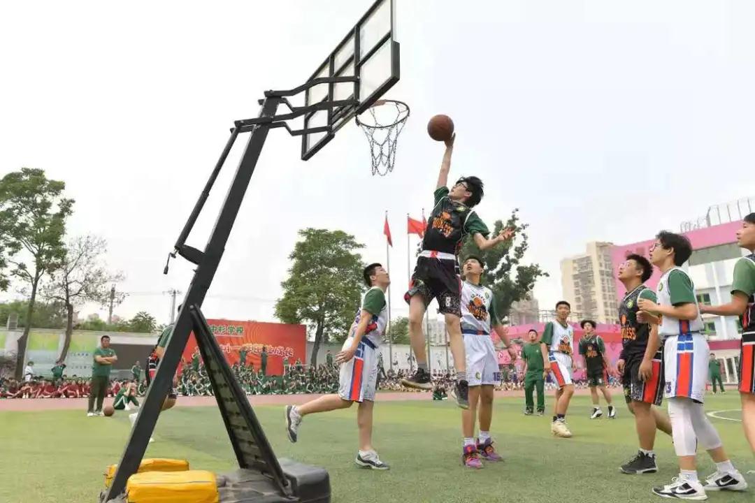 一共有207人参加体操表演,一百多人体育节开场