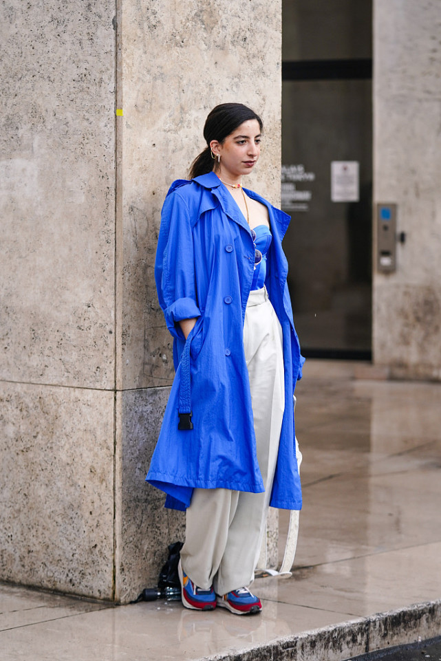 肤色暗沉不知道怎么搭？宝蓝色的服装你值得拥有，显白有气质