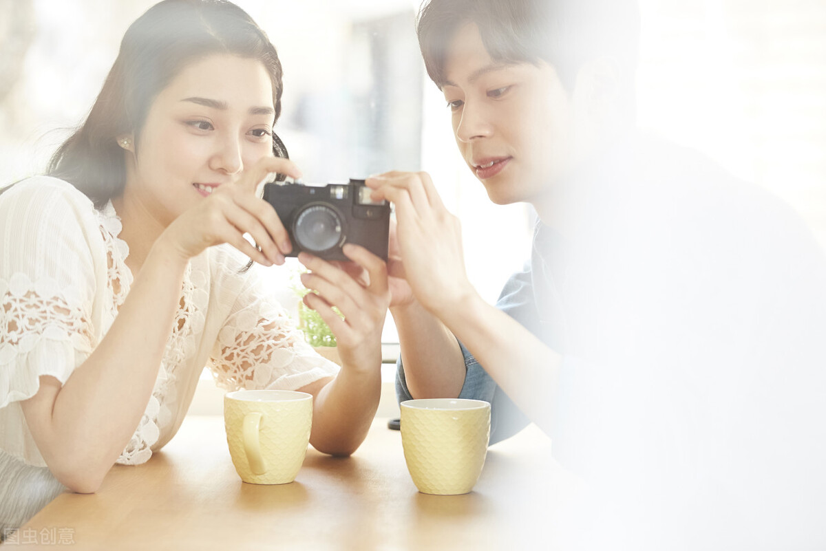 研究表明，在谈话中做这件事会让你更有吸引力