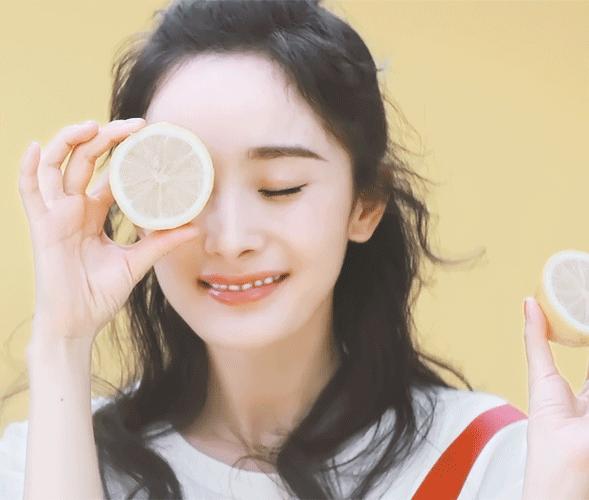 杨幂穿的黑色运动鞋,杨幂最近私服穿搭鞋子