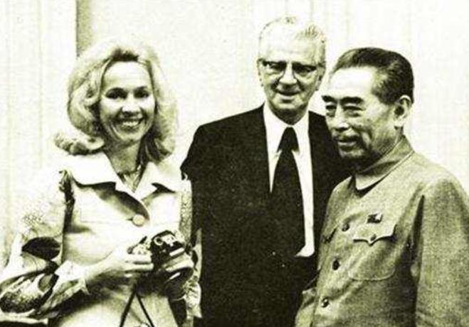 美国记者与周恩来握手，故意掏手帕不停擦手，周总理一招轻松反击