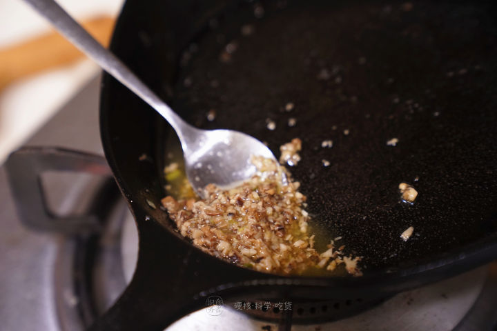 煎牛排时黄油炸到身上怎么办,煎牛排香料总是一煎就糊