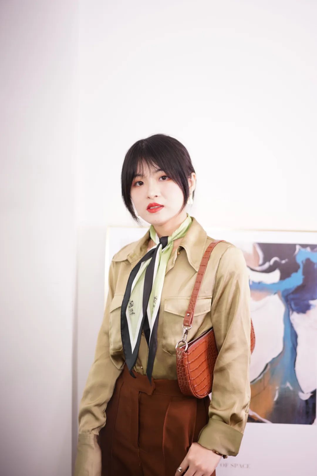 桑蚕丝丝巾春季怎样搭配衣服,春季长丝巾的系法简单又漂亮