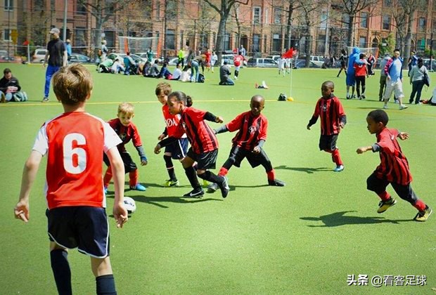 少儿足球启蒙训练方法,儿童足球热身训练10个动作青训