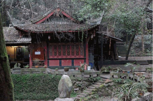 一家开在闹市里的茶馆,一家开在寺庙内的咖啡店