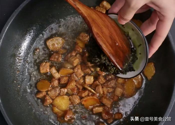 自制橄榄菜与猪肉翻炒清香美味,橄榄菜下饭菜怎么搭配