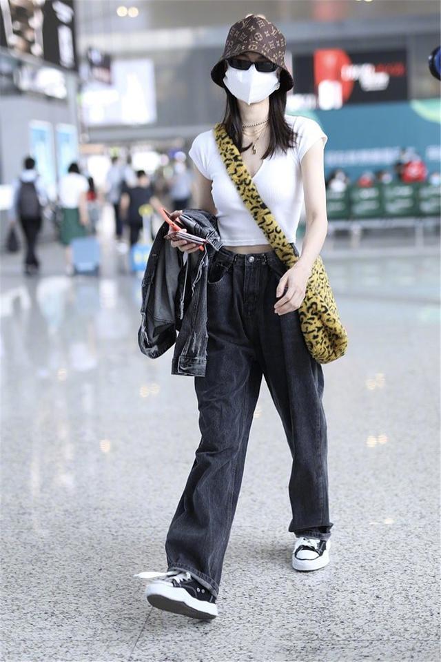 秋冬小个子五五分身材牛仔裤穿搭,时尚双背带牛仔裤显瘦又减龄