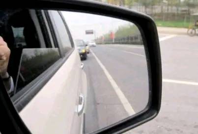 开车姿势看出你开车速度,怎么判断驾驶员开车稳不稳