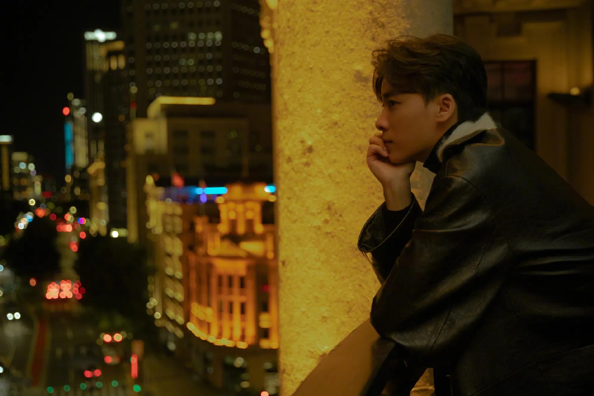 李易峰西装街拍图片,李易峰红皮衣花絮视频