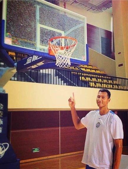 易建联巅峰时刻单手暴扣,扣碎篮板奥尼尔