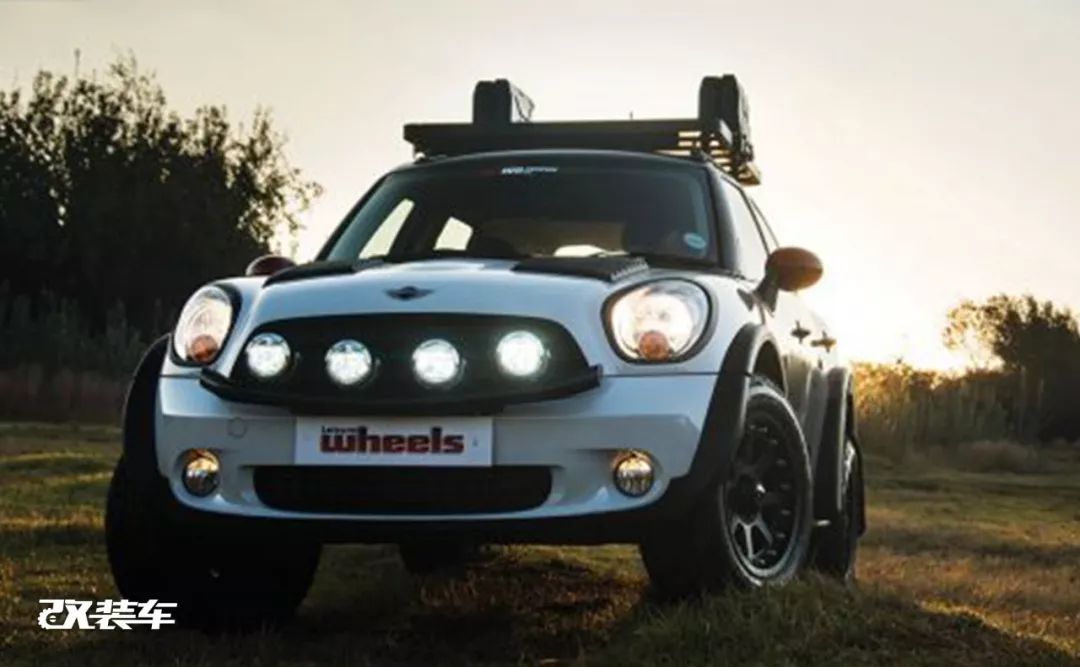 网友花费十几万，把MINI乡下人爆改成大脚怪