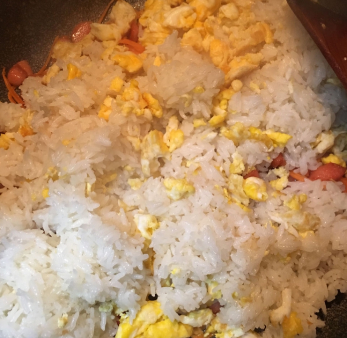 蛋炒饭看着简单,蛋炒饭吃起来不腻的做法