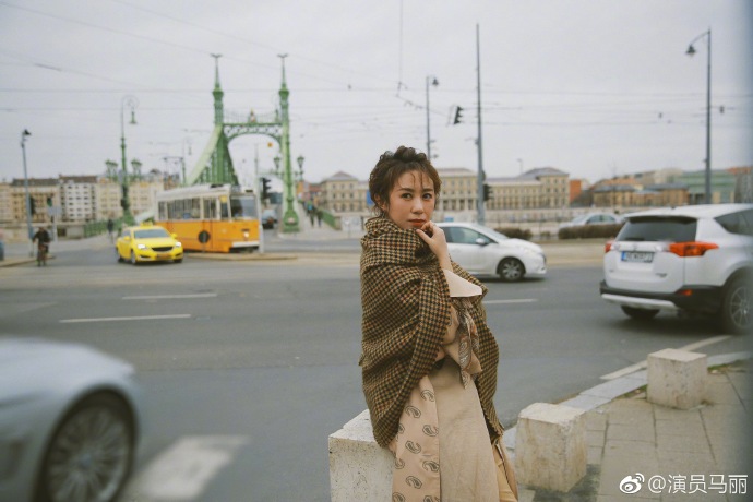 不一样的感觉？37岁马丽发微博晒近照，网友发现重点不是照片