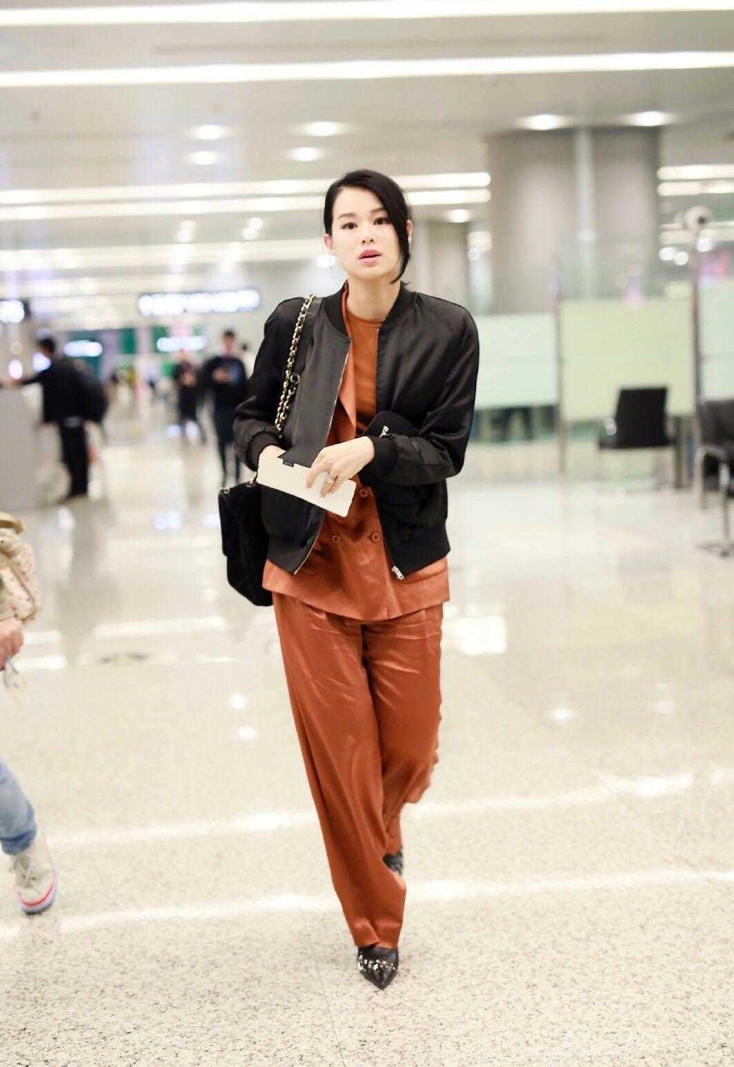 胡杏儿穿搭秋冬,胡杏儿穿露肩装显优雅