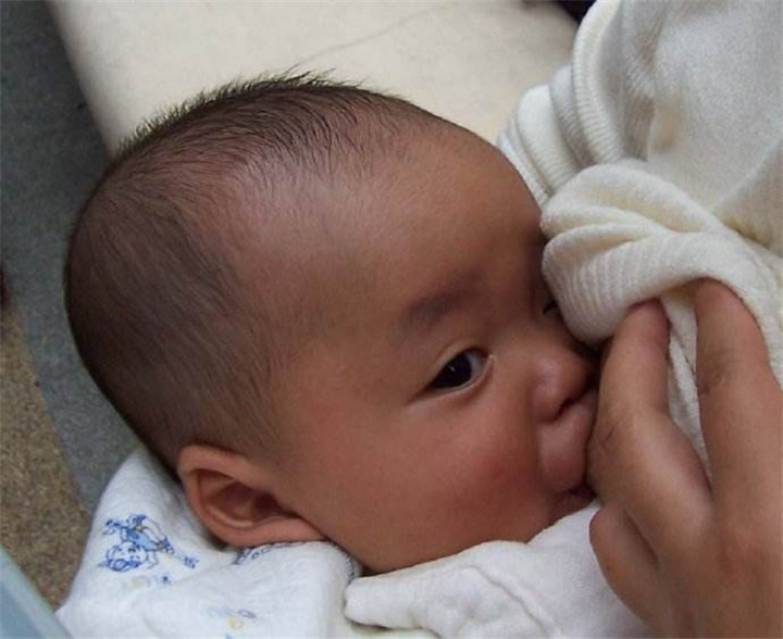 宝宝厌奶期怎样才是不强迫喂奶,宝宝厌奶不吃奶瓶只吃母乳怎么办