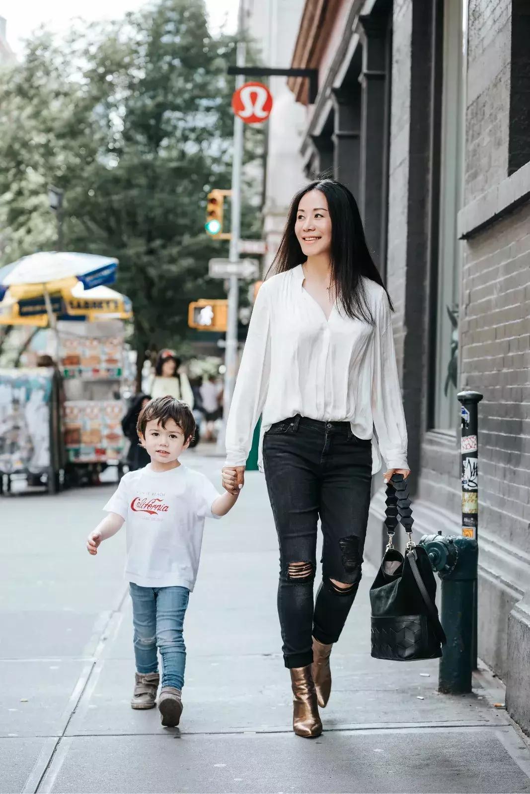 女人“剁手”的一千种借口：人民币破“7”，该找代购买包包了