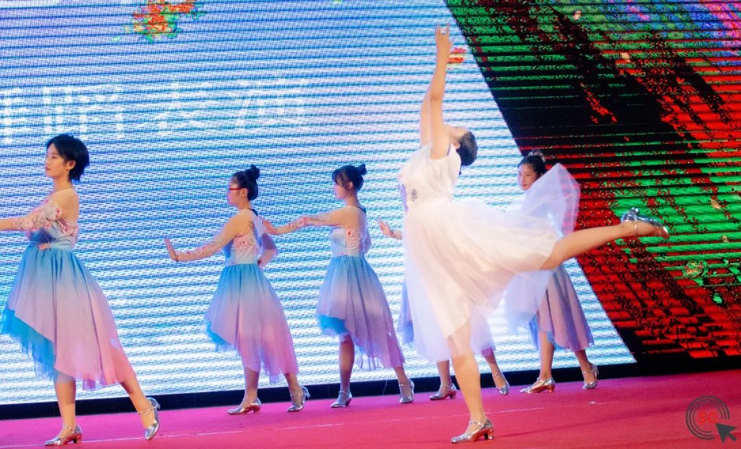 白塔中学2019年庆祝视频,白塔中学表彰大会