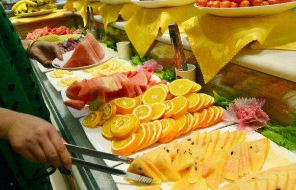 在泰国吃自助餐,在泰国和中国就餐