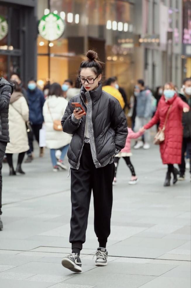 棕色羽绒服下面穿什么裤子好看,羽绒服最好不要穿黑色打底