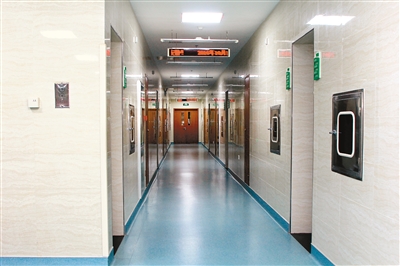 曾经人满为患的医院现在寥寥无几,一间房间挤进8个人